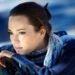 Задумчивая молодая женщина с грустным выражением лица смотрит вдаль, опираясь на металлическую ограду парка — PSYCHOLOGUS