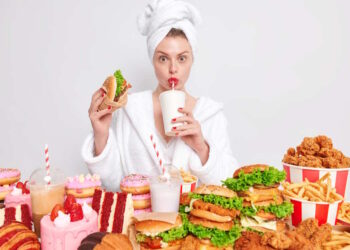 Жінка з харчовою залежністю переїдає шкідливими продуктами - PSYCHOLOGUS